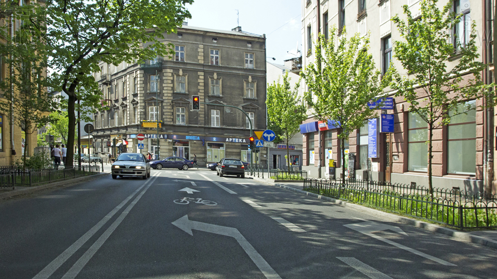 Ви керуєте автомобілем. Чи Ви можете поїхати прямо через перехрестя зі своєї смуги?