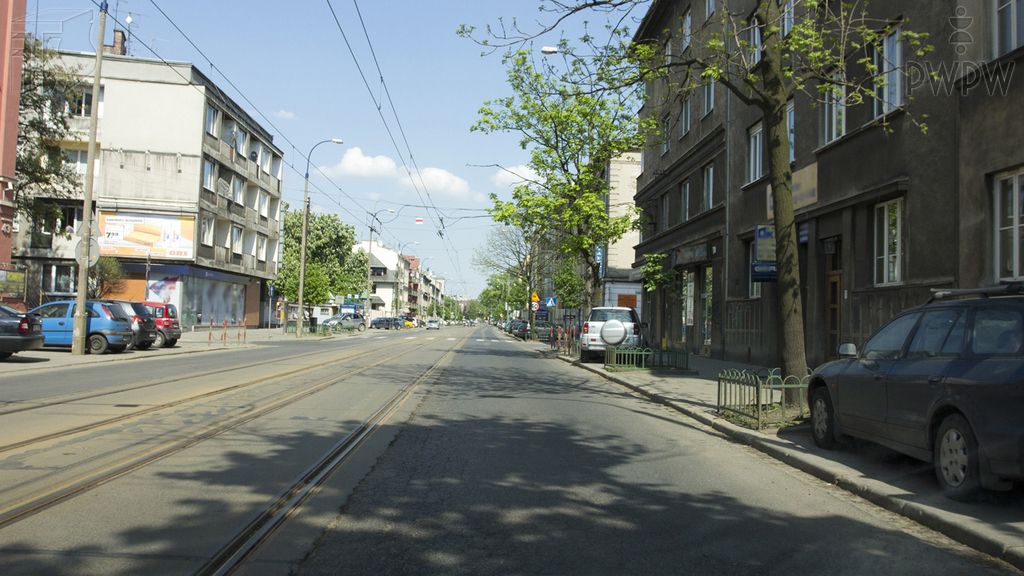 Are you obliged in this situation to get closer to the middle of the roadway before turning left?
