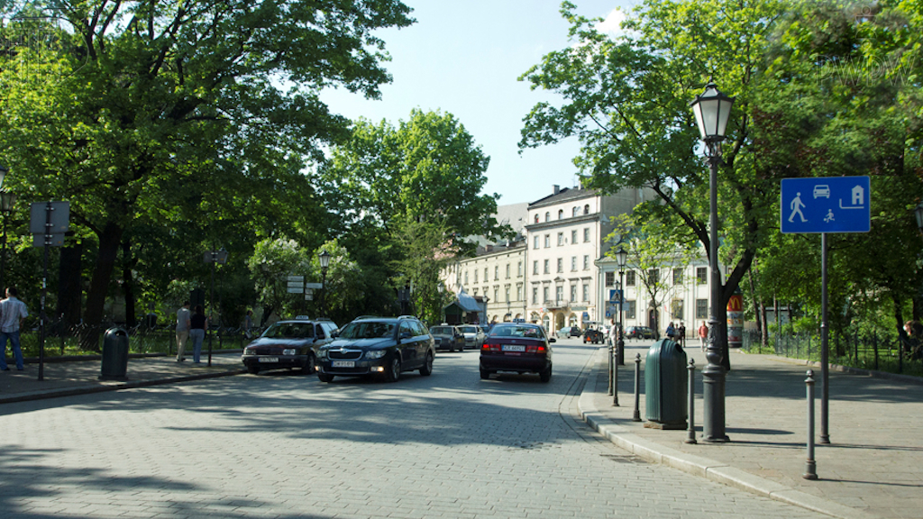 May the devices forcing slow driving beyond this sign not be marked with warning signs?