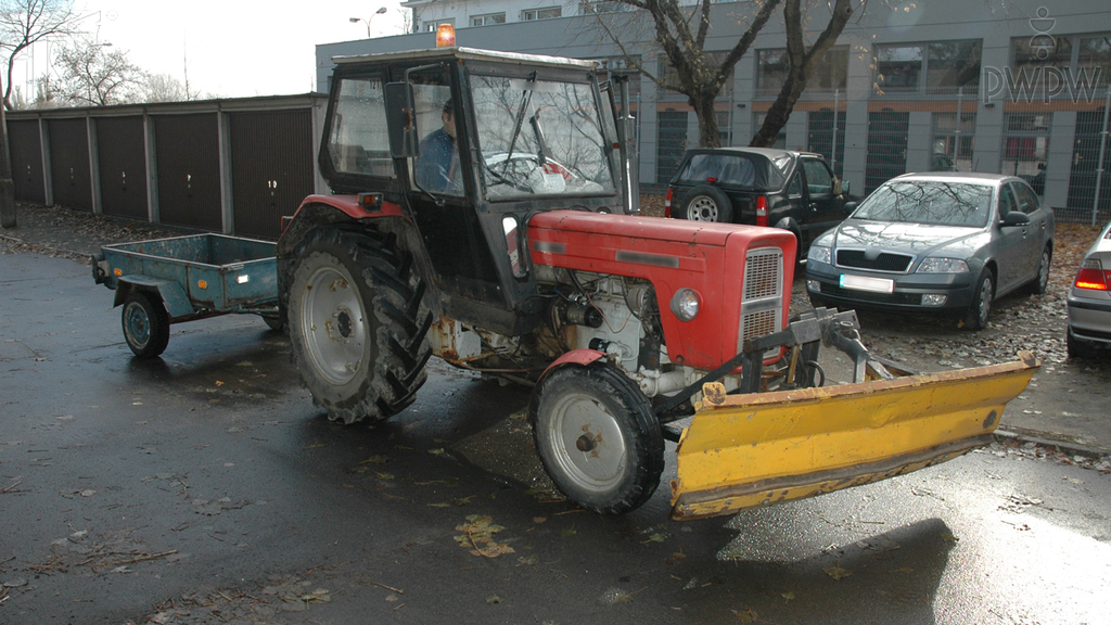 Wozu sind Sie bei der Durchführung der Ordnungsarbeiten auf der Straße verpflichtet, wenn Sie eine landwirtschaftliche Zugmaschine führen,?