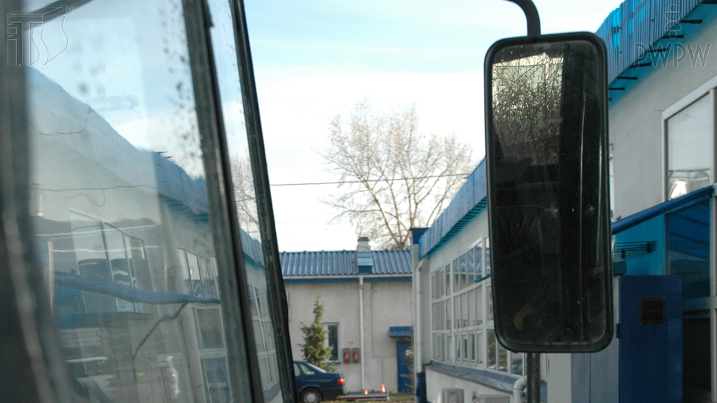 How many mirrors should a tractor be equipped with?