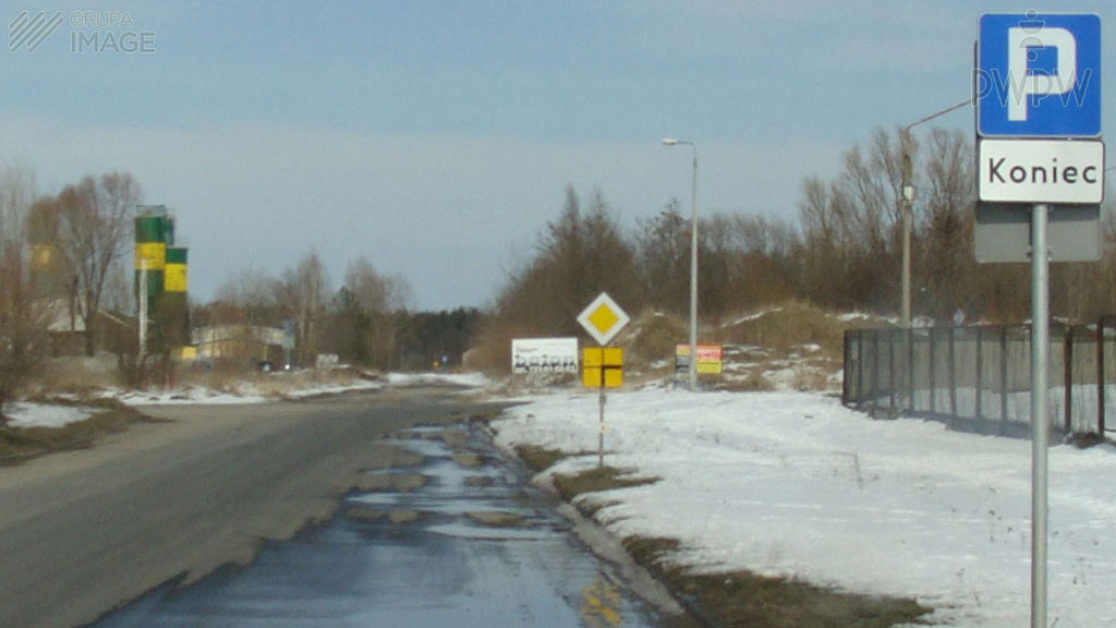 Który z wymienionych czynników, wpływa na wydłużenie drogi hamowania ciągnika rolniczego?