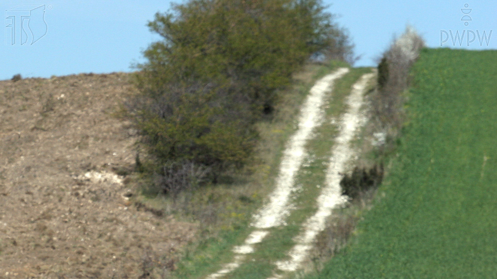 Was sollen Sie machen, bevor Sie eine lange Steigung befahren, wenn Sie eine landwirtschaftliche Zugmaschine mit beladenem Anhänger führen?