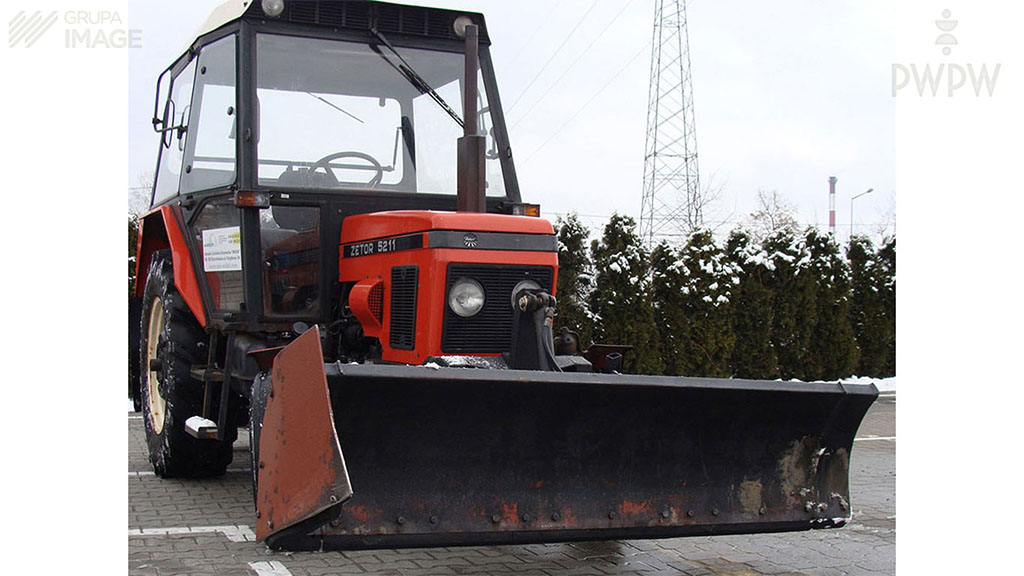 Ist es erlaubt, einen Ackerschlepper mit hochgestelltem Pflug stehen zu lassen?