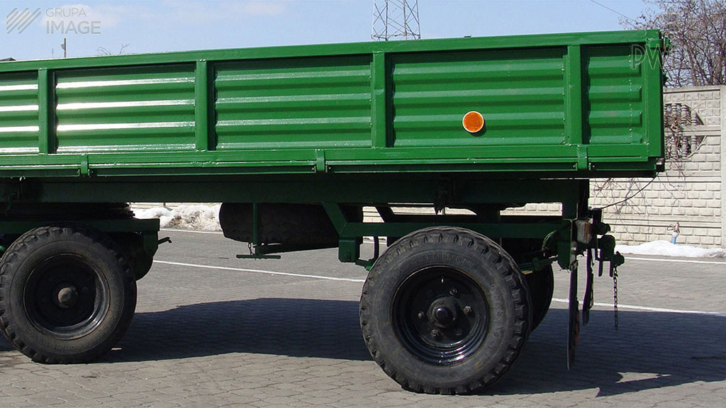 Wann ist eine Ladung, die aus einem durch einen Ackerschlepper gezogenen Anhänger hinten herausragt, zu kennzeichnen?