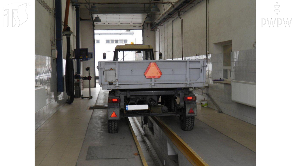 Wann sind die periodischen technischen Untersuchungen eines zulassungspflichtigen landwirtschaftlichen Anhängers durchzuführen?