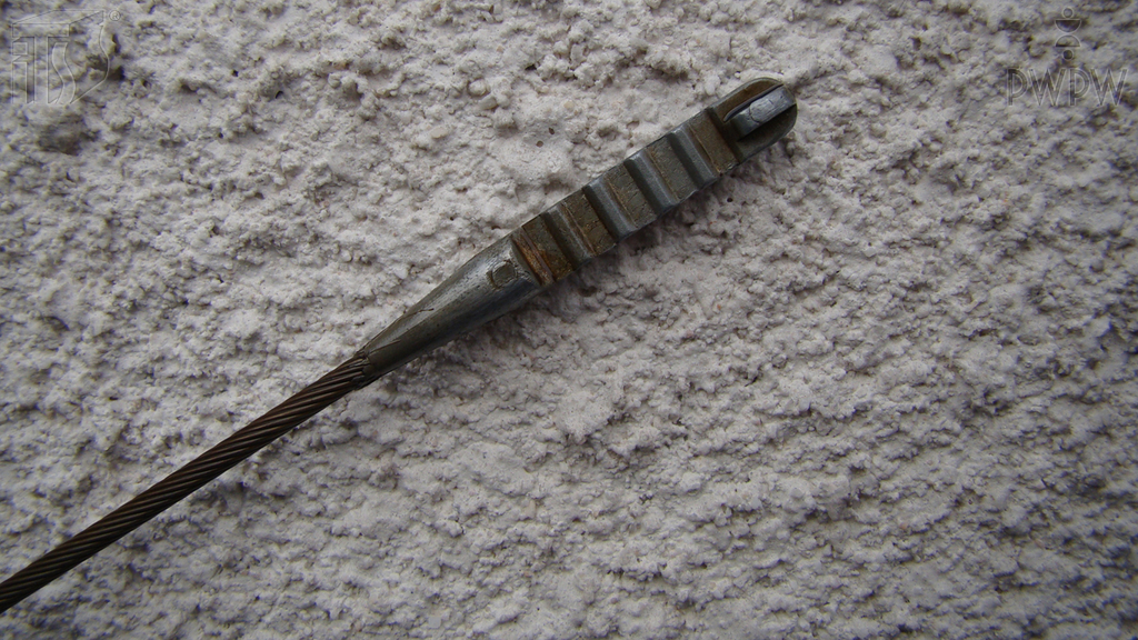 When checking the oil level, which part on the dipstick should have oil on it in order to indicate that the oil level is correct?