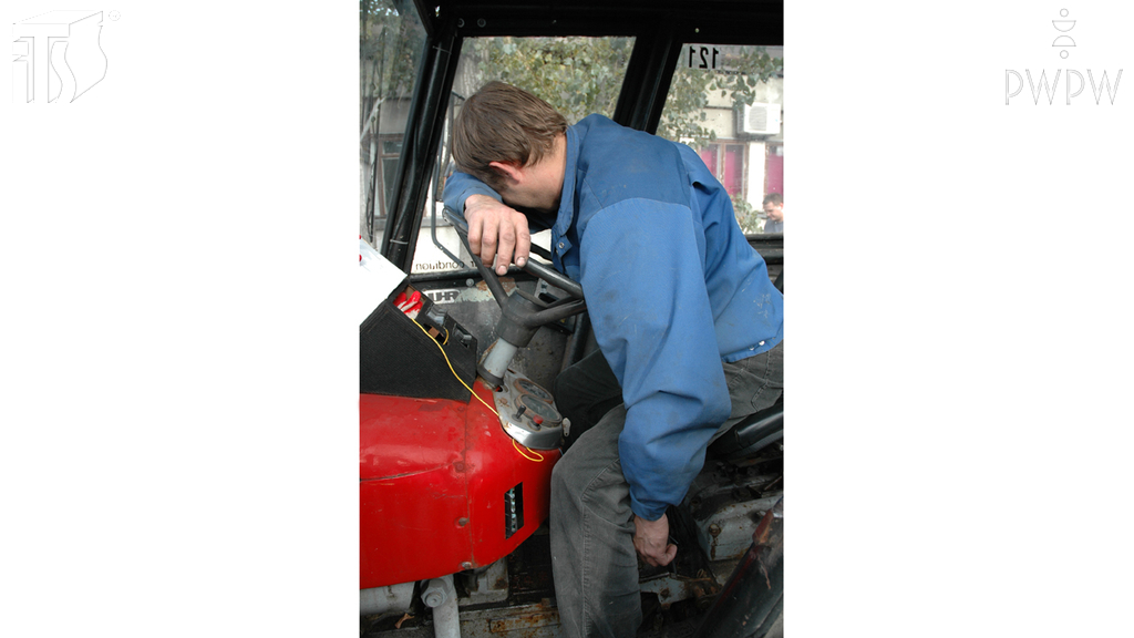 Wie soll man eine Person versorgen, die beim Fahren ohne angeschnallten Sicherheitsgurt Gesichtsverletzungen und wahrscheinlich Halswirbelsäulenverletzungen erlitten hat und bei Bewusstsein ist?