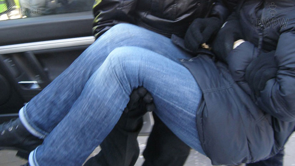 In welcher der hier genannten Situationen ist ein Verletzter aus einem Unfallfahrzeug noch vor dem Eintreffen des Rettungsdienstes zu bergen, sofern davon auszugehen ist, dass er an der Wirbelsäule verletzt ist?