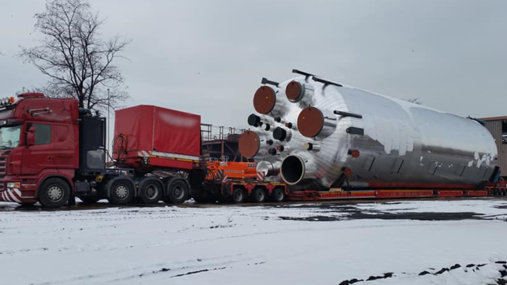 Чи потрібен дозвіл відповідної категорії на рух негабаритного транспортного засобу, якщо фактична маса такого завантаженого ТЗ становить  50 тонн або більше?