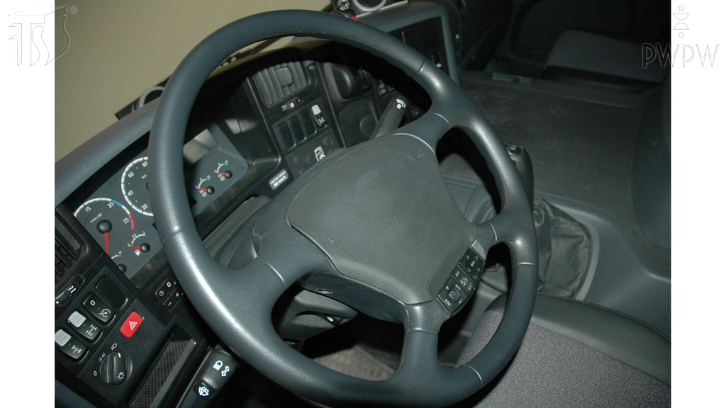 Wie ist die richtige Position der Hände am Lenkrad beim Fahren eines Lkws auf der Autobahn?