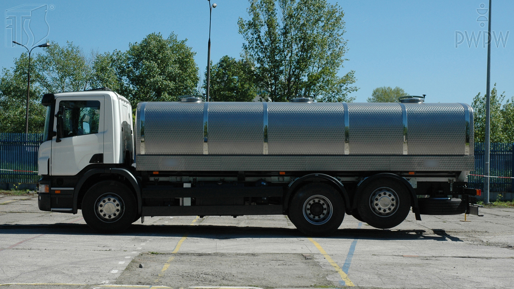 Can a liquid cargo in partly-filled containers or cisterns affect the stability of the vehicle?