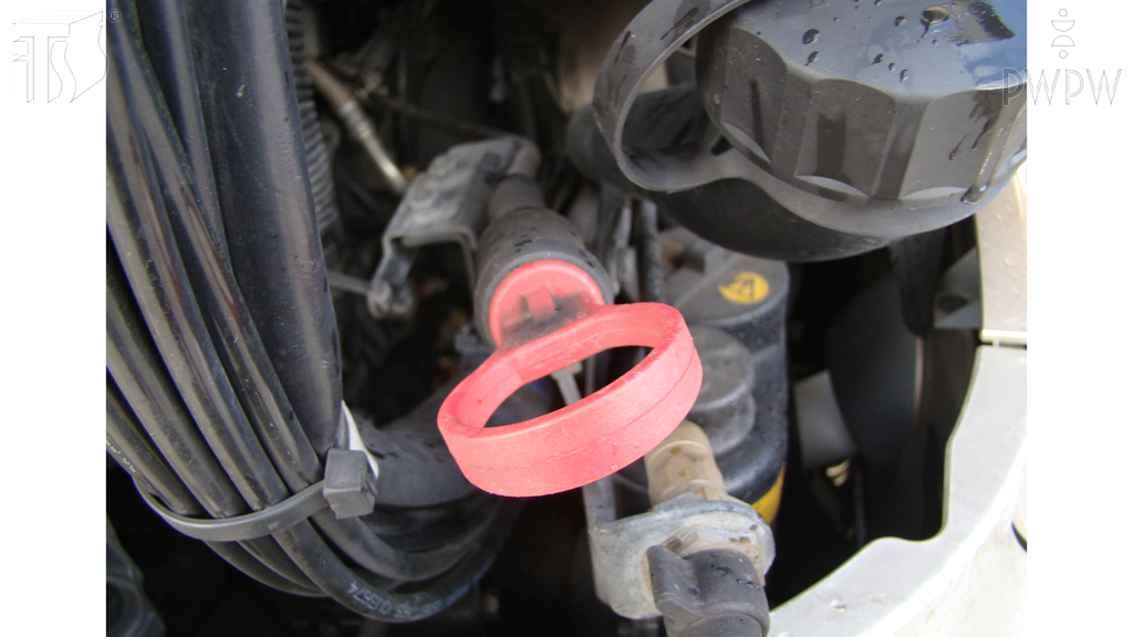 What may be the effect of too low oil level in the combustion engine?