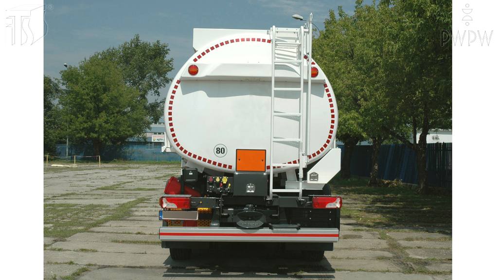 Was soll man als Erstes machen, wenn vom Fahrzeug gefährliche Stoffe auslaufen?