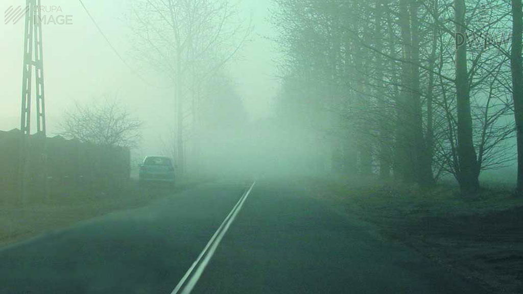 In welchem der hier genannten Fälle sind Sie während der Fahrt mit einem Bus im Nebel dazu verpflichtet, kurze Hupsignale zu geben?