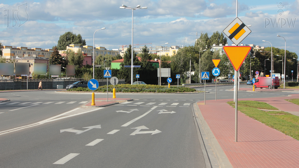 While driving a bus, how will you turn right at the intersection?