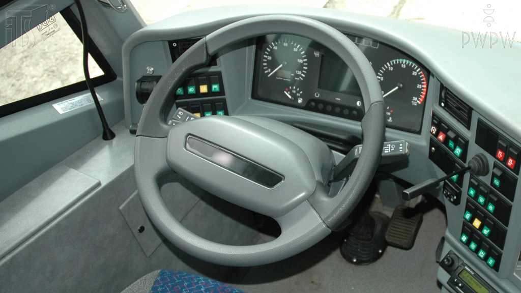 W jaki sposób, kierując autobusem, możesz stwierdzić nadmierny luz mechanizmu kierowniczego?