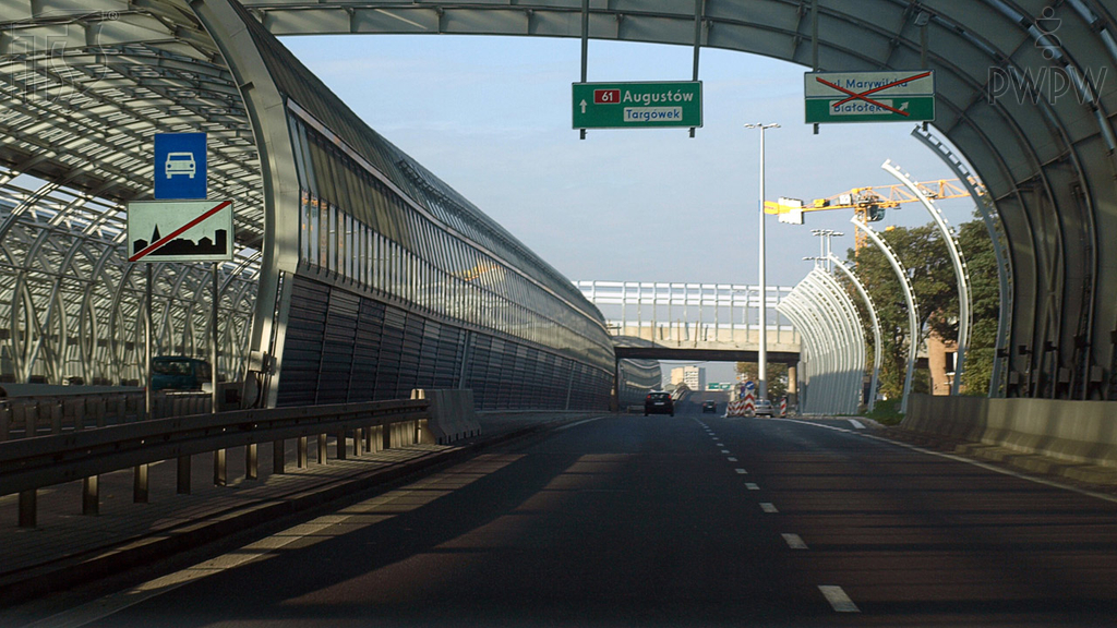At what distance behind the vehicle should you place a warning triangle in order to secure an accident scene on an express road?