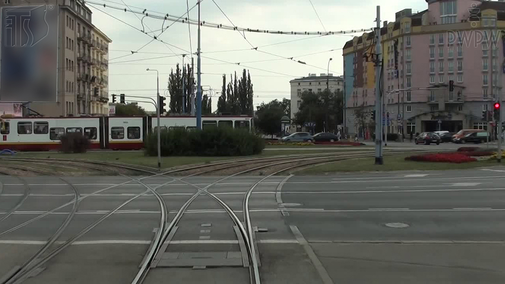 Does the rail switch positioned in such a way allow for a turning manoeuvre to the right at the intersection?