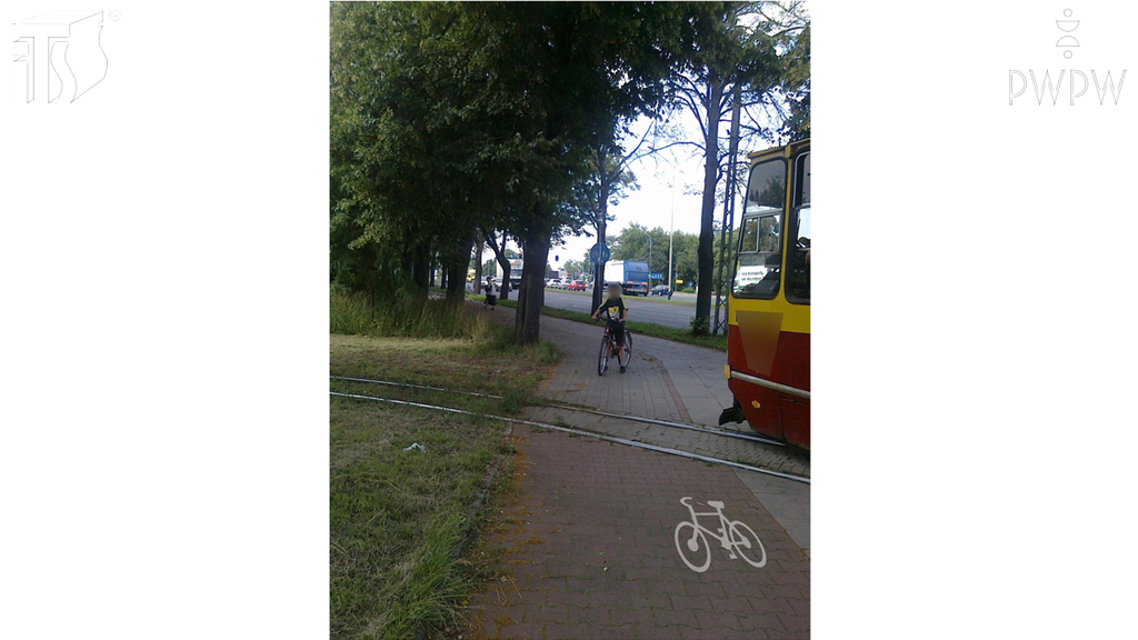 Soll man in dieser Situation beim Straßenbahnfahren den Vorrang dem Radfahrer auf dem Radweg gewähren?