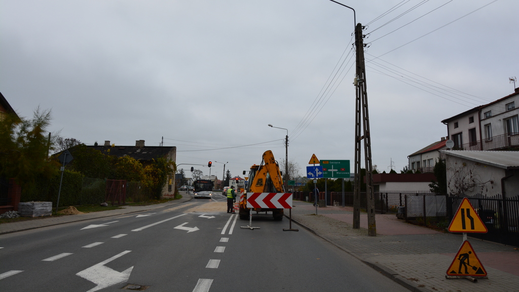 In this situation, should you assume that a road worker may unexpectedly step onto the road from behind a vehicle undertaking road repair work?