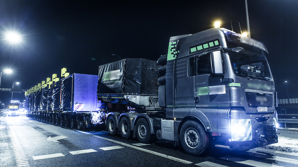 Wenn Sie ein übernormatives Fahrzeug mit dem tatsächlichen Gesamtgewicht über 80 t führen, besteht die Assistanzpflicht dieses Fahrzeugs von zwei Pilotfahrzeugen?