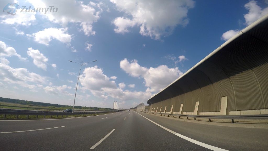 Mit welcher zulässigen Geschwindigkeit dürfen Sie einen PkW mit leichtem Anhänger auf der Autobahn fahren?