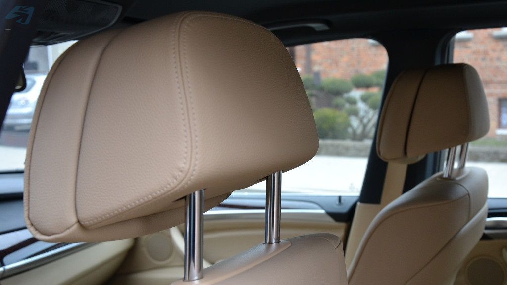 Welchen Körperteil soll die Kopfstütze des Sitzes schützen?