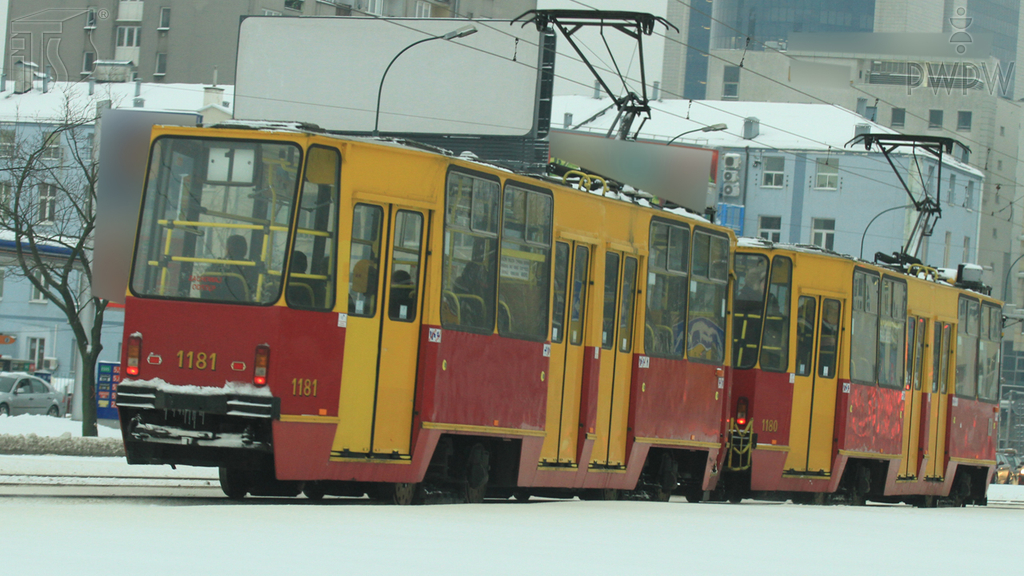 How should you set the hydraulically controlled facing-point switch in the event of the necessity to drive when reversing a double carriage tram?