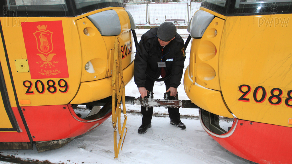 In what position should the coupling be when connecting tram carriages?