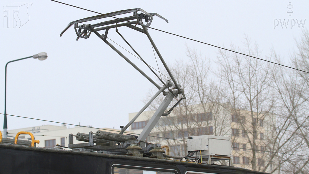 Was kann eine geschartete Grafiteinlage des Stromabnehmers verursachen?