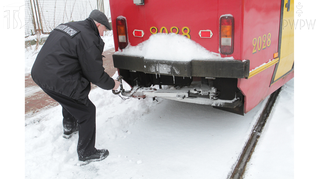 Woran soll man sich vor dem Abschleppen eines in Folge eines Zusammenstoßes  beschädigten Straßenbahnsatzes erinnern?