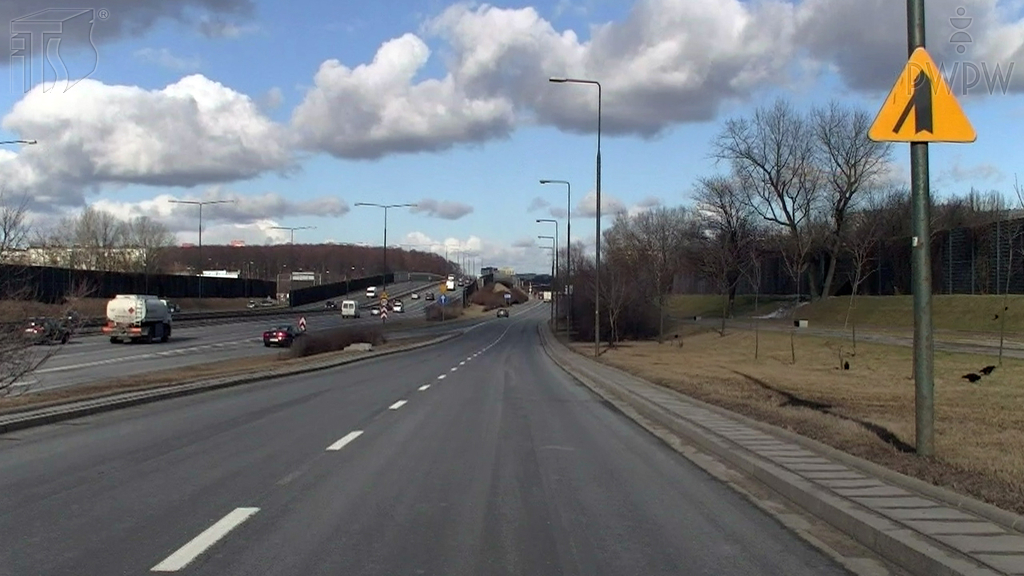 Wirst du in der dargestellten Situation vor einer Kreuzung mit einer untergeordneten Einbahnstraße gewarnt?