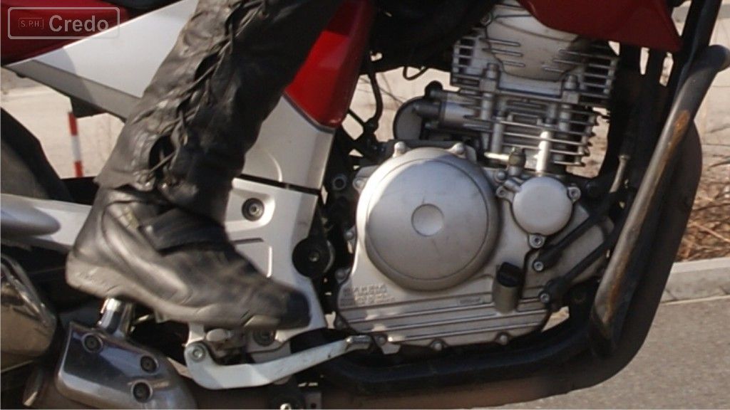 When riding a motorcycle, what effect do you obtain from engine braking?