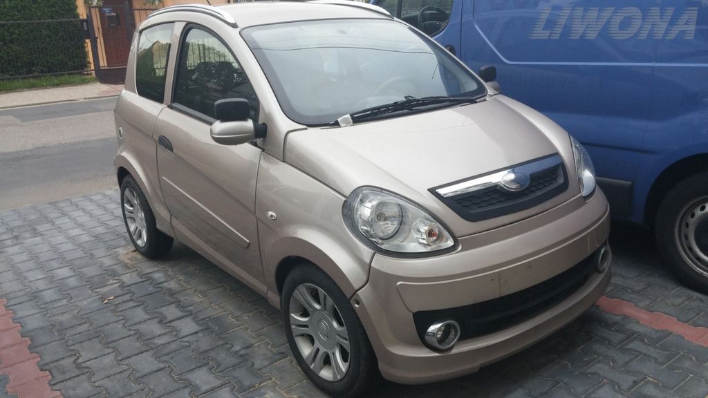 Яка з наведених категорій дає Вам право керувати квадроциклом (чотириколісним мікроавтомобілем), іншим ніж легкий квадроцикл?