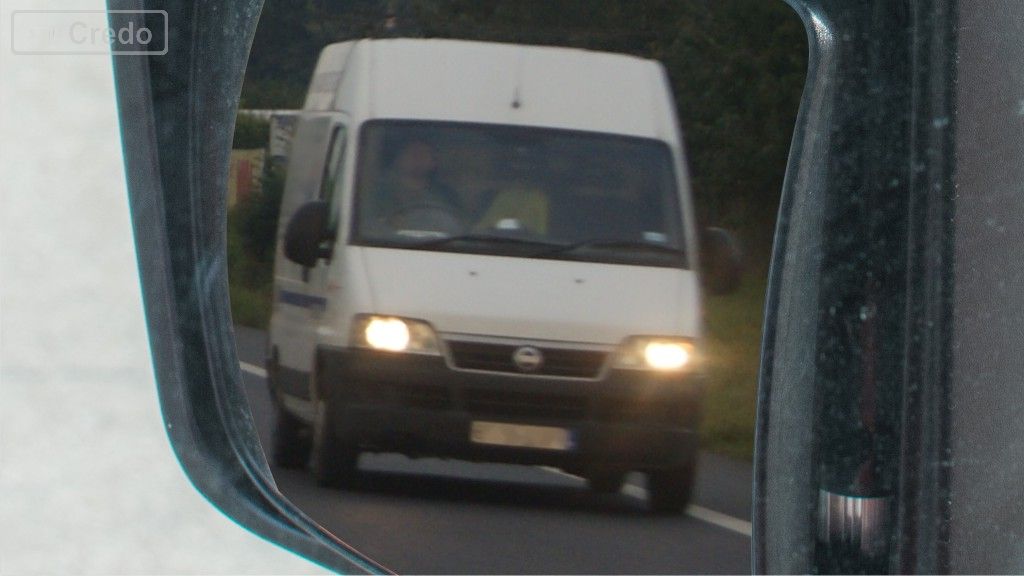 Sie fahren mit einer zugelassenen Höchstgeschwindigkeit, trotzdem sehen Sie ein von hinten kommendes Fahrzeug, welches Lichthupe gibt. Was tun Sie?