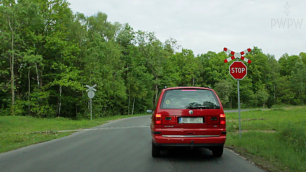 Sollen Sie, bevor Sie  hinter dem vorausfahrenden Fahrzeug auf die Gleisanlage kommen, sich vergesissern, dass kein Schienenfahrzeug kommt?