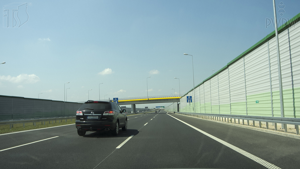 Are you allowed in this situation to continue overtaking from the right on the motorway?