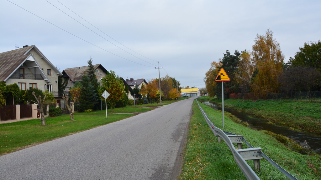 Does the visible sign warn you that you are approaching a ferry crossing?