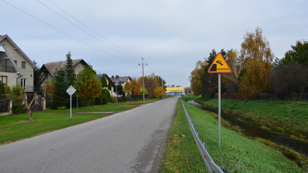 Warnt das Zeichen vor einer Straßenstrecke entlang eines Gewässers?