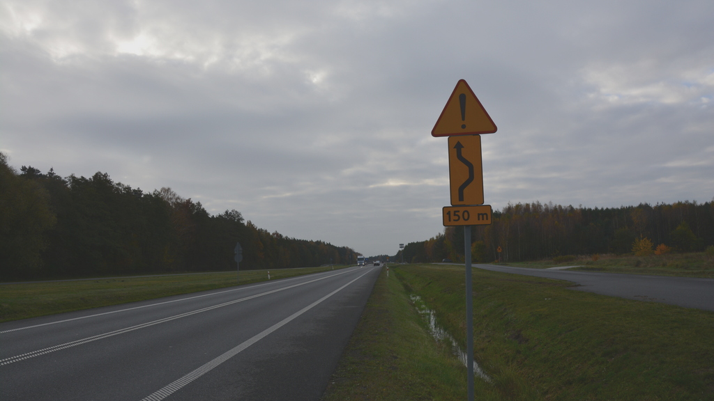 Warnt das Zeichen vor zwei gefährlichen Kurven, von denen die erste nach rechts ist?