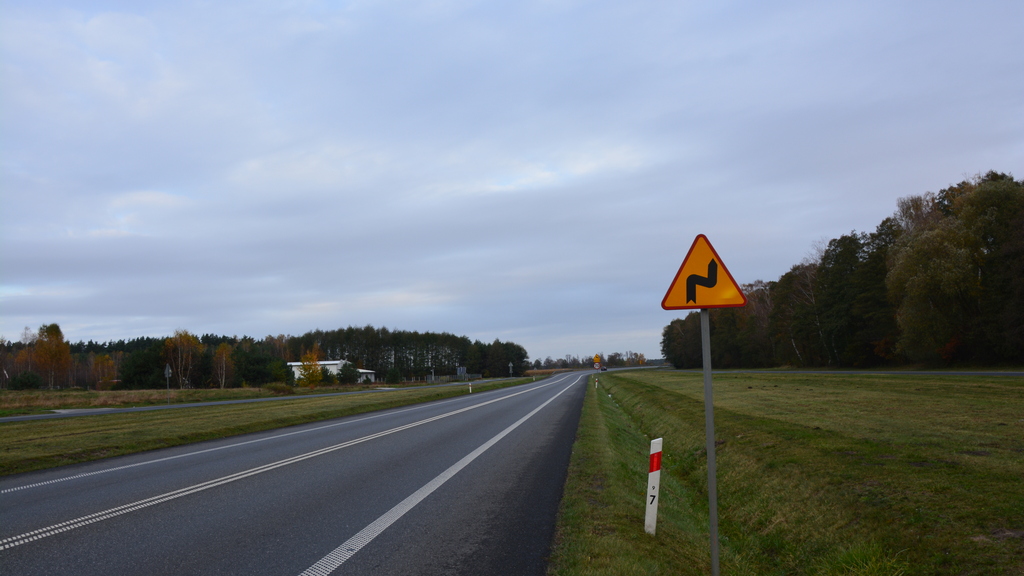 Das Zeichen warnt vor zwei gefährlichen Kurven, von denen beide rechts sein können.