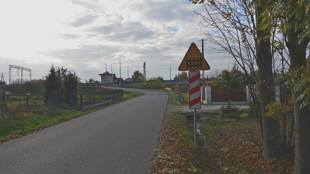 Warnt das Zeichen vor einem Bahnübergang, der mit Ampeln ausgestattet sein kann?