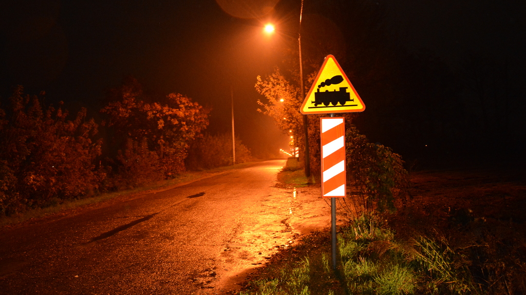 Warnt das Zeichen vor einem Bahnübergang mit Halbschranken?