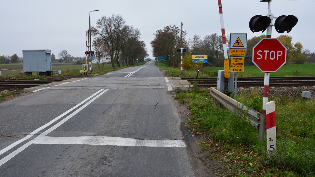 Does the visible horizontal line indicate the stopping point of a vehicle only when a red signal flashes?