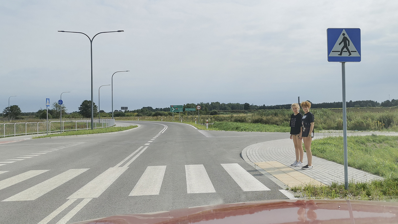 In this situation, are you entitled to continue driving without paying attention to the behaviour of pedestrians?