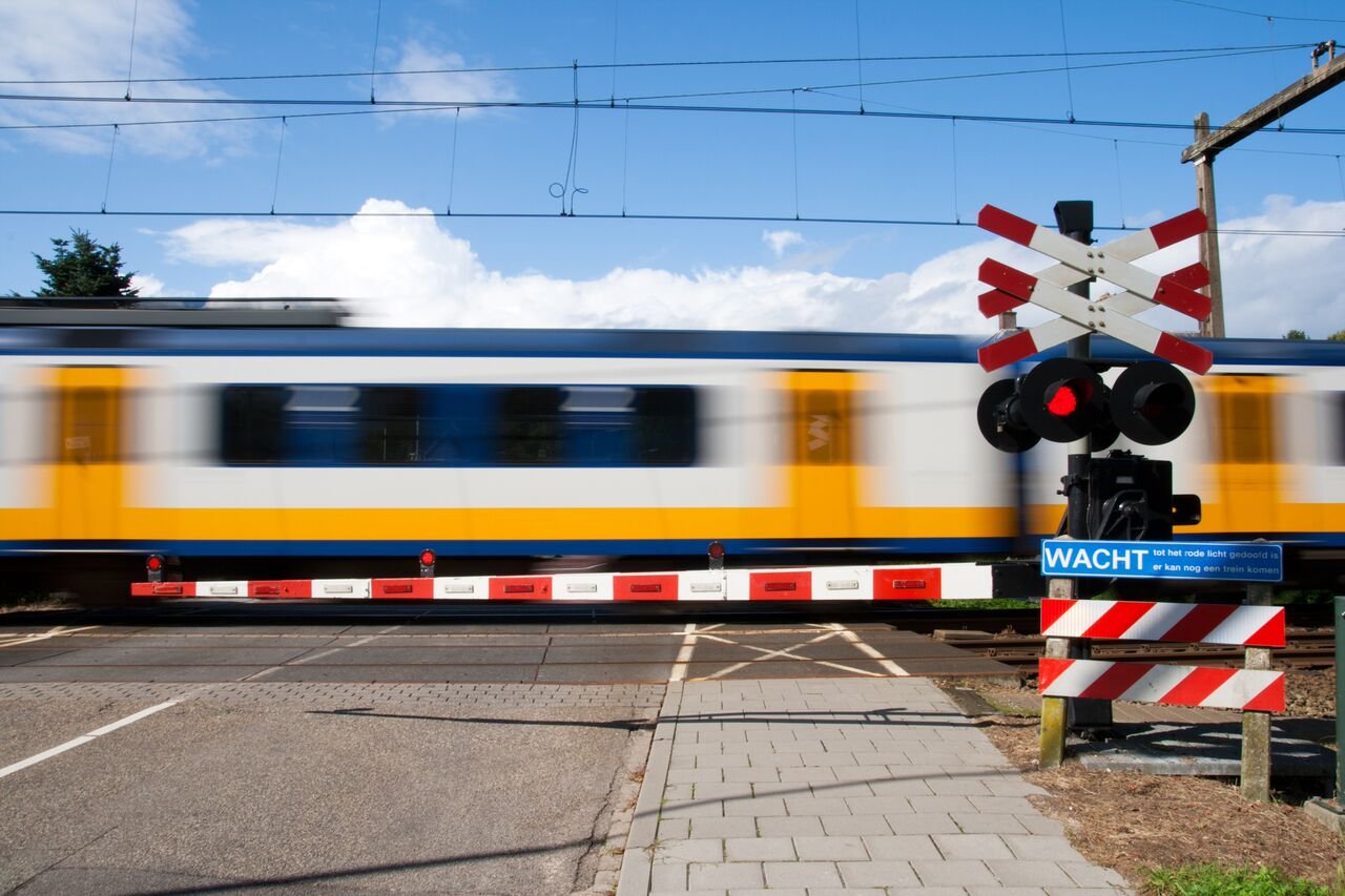 Müssen Sie nach der Freigabe des Verkehrs auf einem mehrgleisigen Bahnübergang sicherstellen, dass sich auf dem anderen Gleis kein Zug nähert, bevor Sie das Gleis befahren?