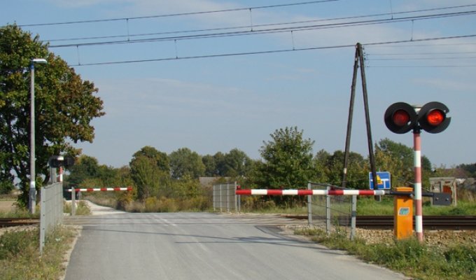 Czy w tej sytuacji po upewnieniu się, że nie nadjeżdża pociąg , masz prawo objechać półzapory i przejechać przez przejazd kolejowy ?