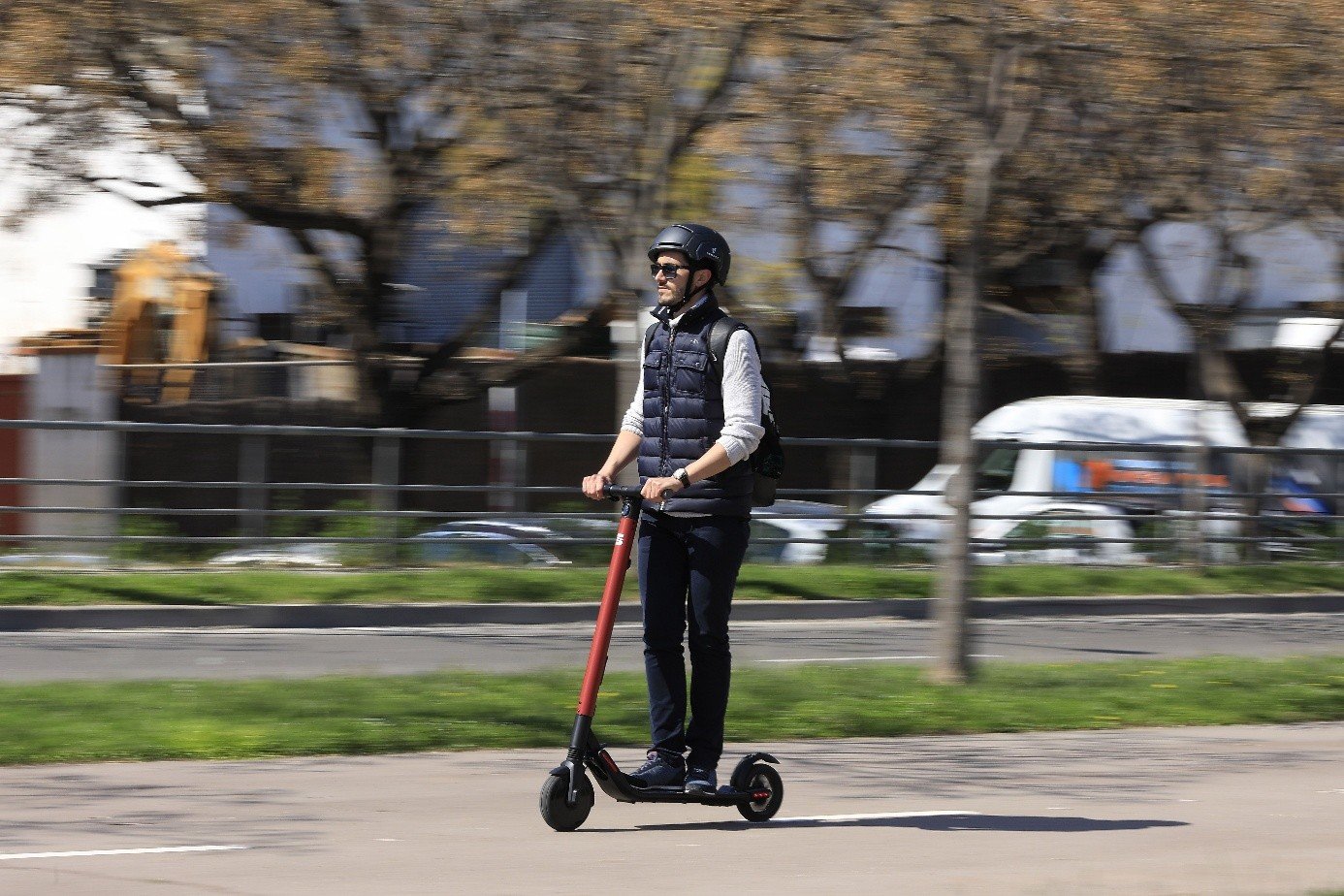 Czy wolno Ci jadąc jezdnią kierować hulajnogą elektryczną z prędkością 30 km/h ?