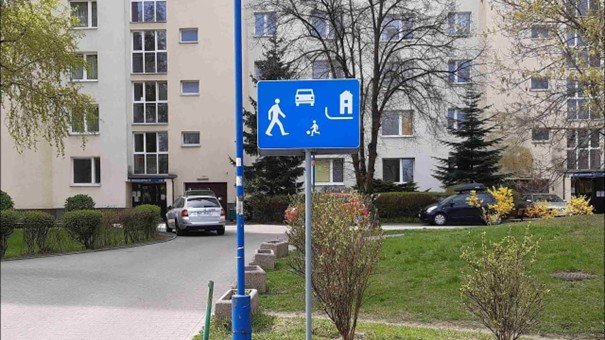 Czy na drogach położonych w strefie oznaczonej widocznym znakiem,  wolno Ci przewozić hulajnogą elektryczną dziecko w wieku do 10 lat ?